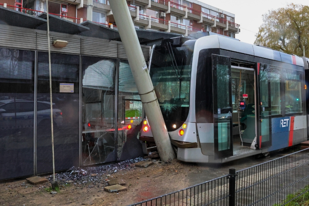 Tram breekt door eindpunt en ramt wachthuisje en paal