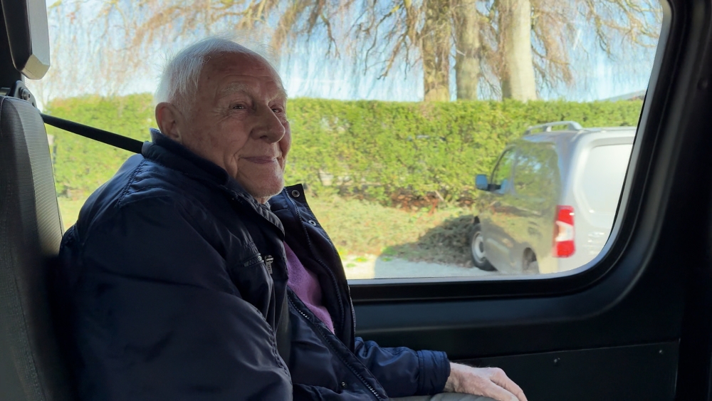 Door de stemtaxi kan Bob (93) eindelijk weer stemmen: ‘Je zit je thuis op te vreten’
