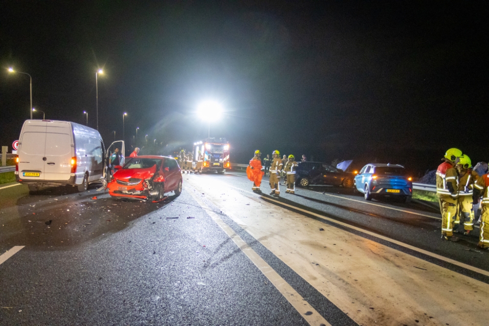 A20 bij Vlaardingen-West dicht na groot ongeval met meerdere auto&#039;s