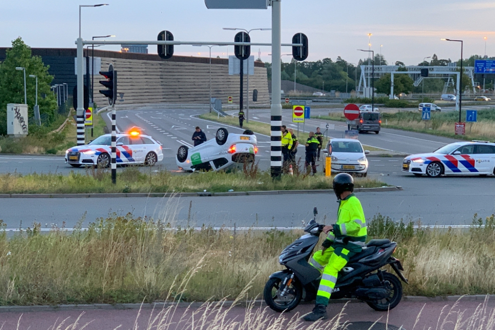 Auto slaat over de kop op de afrit van de snelweg