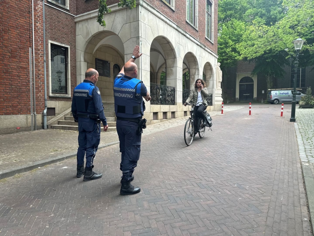 Fietsen door rood? Vlaardingse Boa’s delen nu boetes uit voor kleine verkeersovertredingen