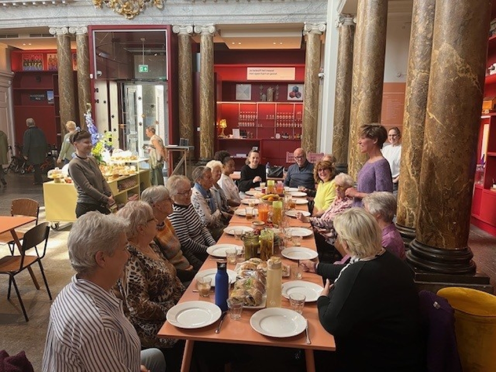 Oudere Gorzenezen bezoeken eigen tentoonstelling om potje te sjoelen: ‘Echt genoten’