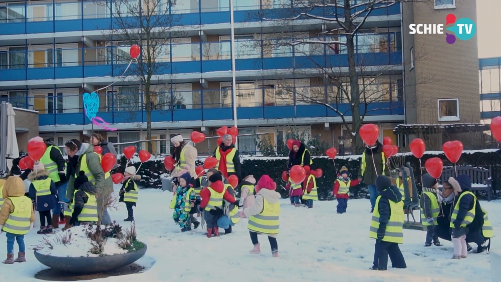 Kinderen steken een hart(ballon) onder de riem bij Schiedammers