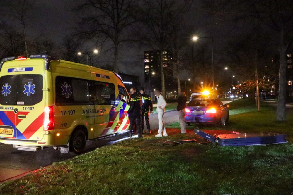 Auto vliegt uit de bocht en ramt reclamebord omver