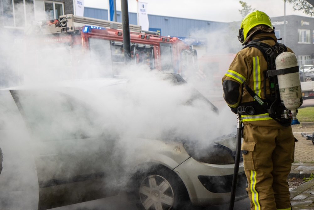 Geparkeerde auto vliegt in brand