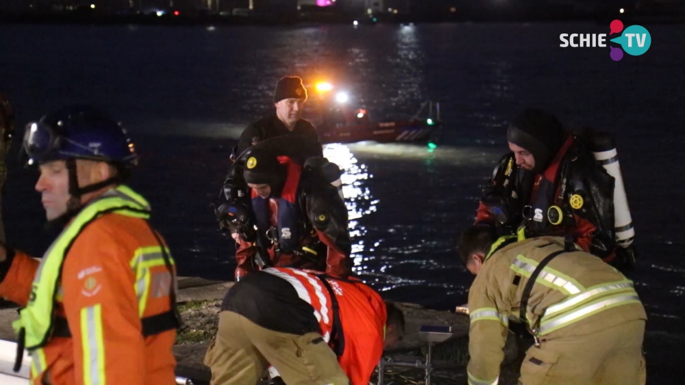 Duikers van de Schiedamse brandweer zoeken naar vrouw in water