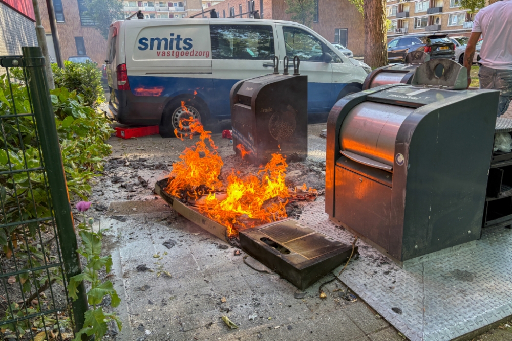 Bijplaatsingen bij container in brand gestoken, buurtbewoners blussen het zelf