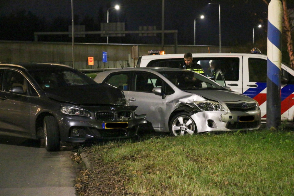 Veel schade door botsing tussen twee auto&#039;s