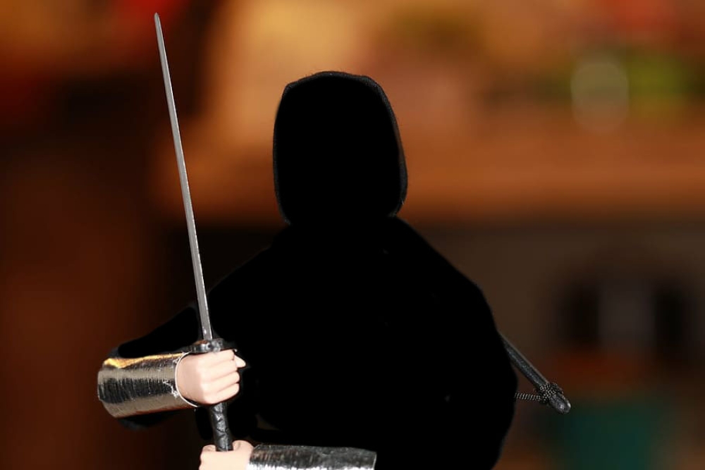 Verwarde man met samuraizwaard wordt onder schot gehouden en later gearresteerd