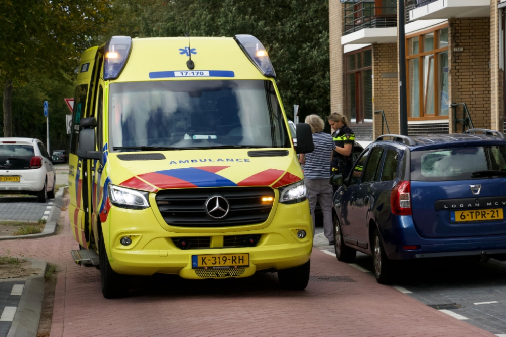 Vrouw op fiets loopt beenwond op bij aanrijding met auto in Schiedam