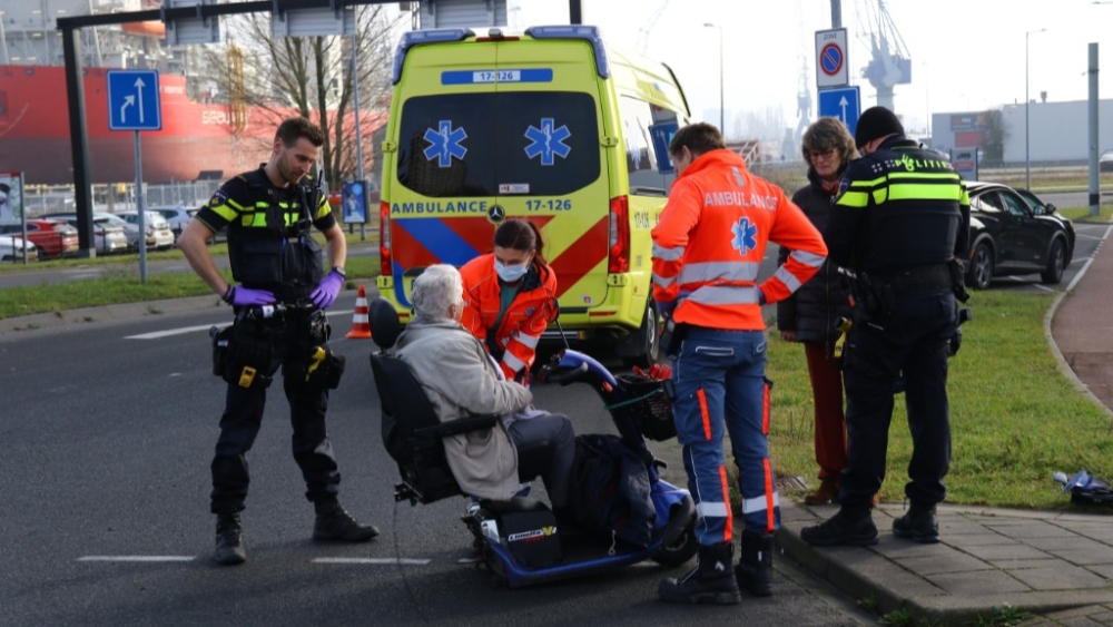 Scootmobiel verliest achterwielen bij aanrijding, oudere vrouw komt met de schrik vrij