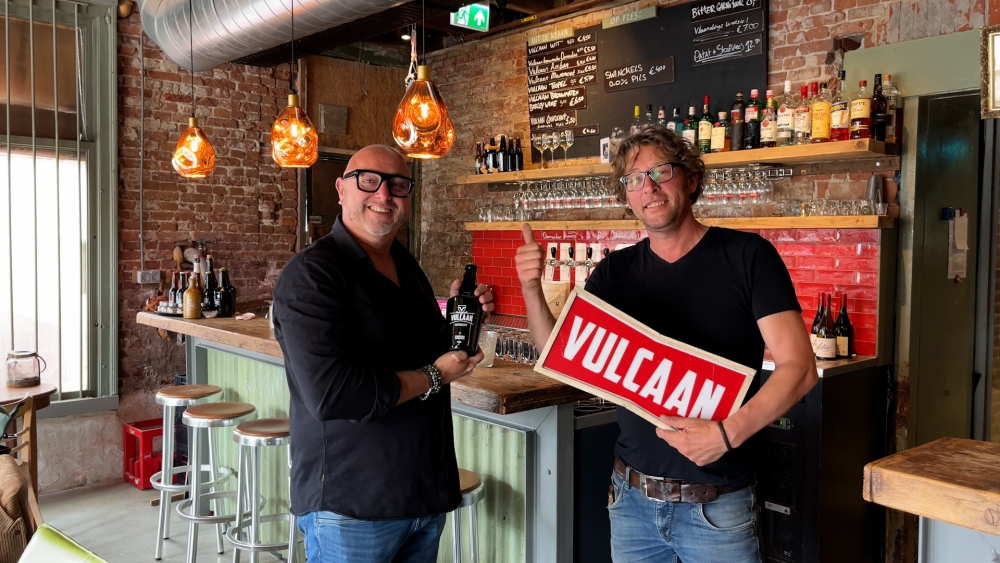 Verdwenen lichtbak van bierbrouwerij Vulcaan terecht: ‘Lag tussen het afval’