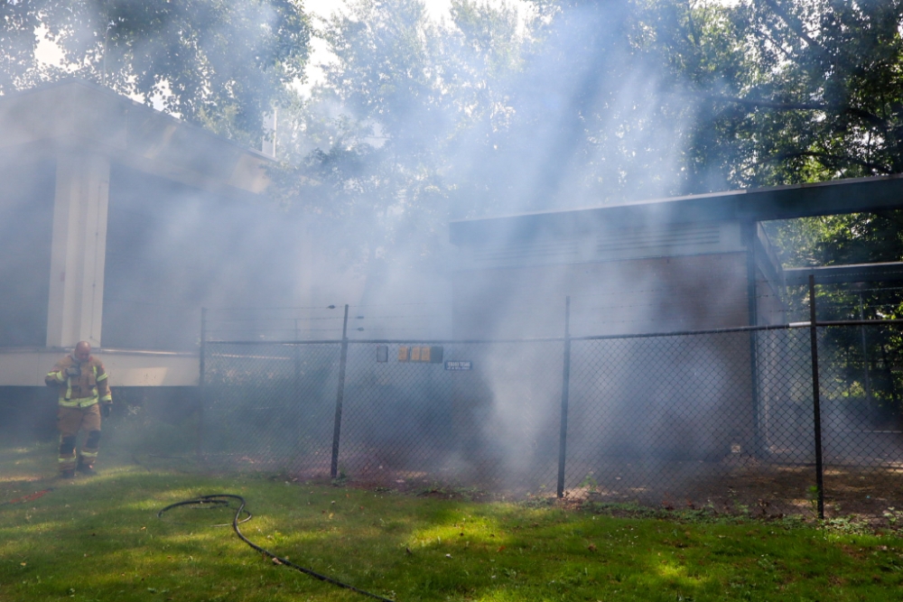 Flinke rookontwikkeling bij buitenbrand naast elektriciteitsgebouw