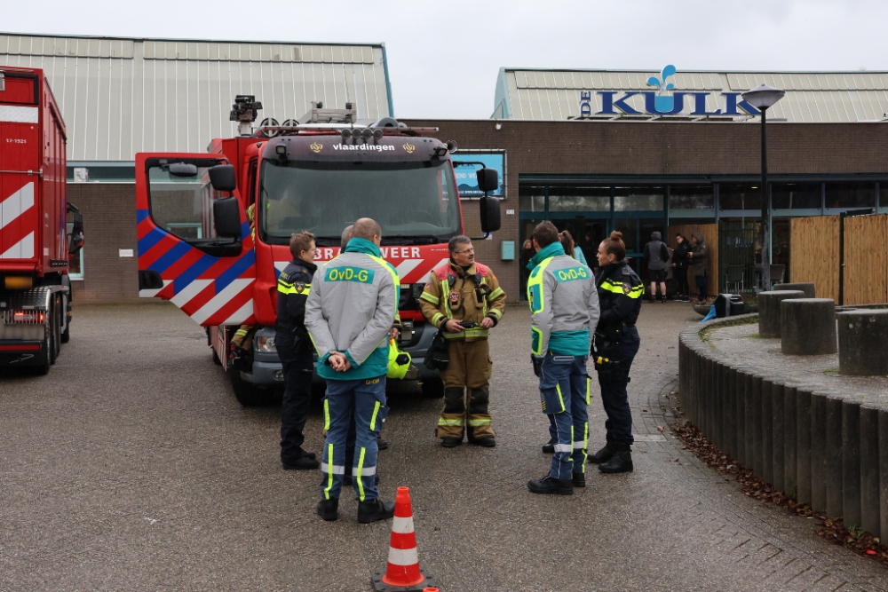 Zwembad De Kulk in Vlaardingen ontruimd na ruiken vreemde lucht