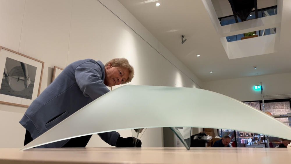 Vlaardingse glaskunstenaar exposeert in eigen stad: ‘Het is net bevroren lucht’