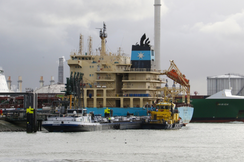 Tweehonderd liter zonnebloemolie in de haven gemorst