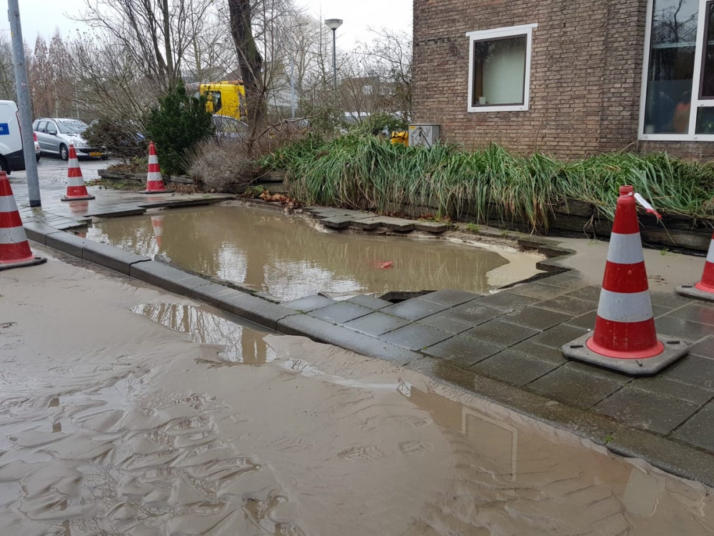 Waterleiding gesprongen in Nieuwland: voetganger loopt nat pak op