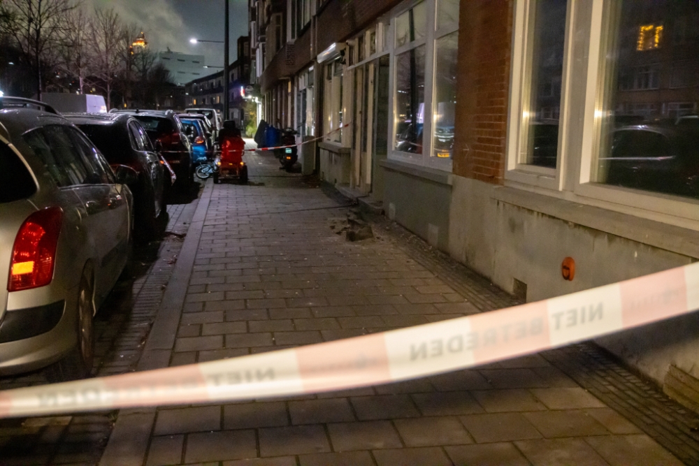 Grote schrik voor bewoners: betonnen rand valt van twee hoog op straat