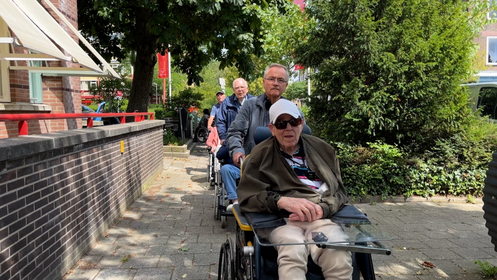 Joop loopt al 17 jaar rondjes met ouderen en zoekt nieuwe wandelmaatjes