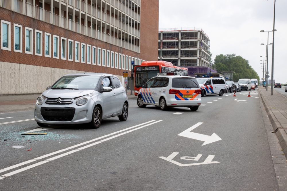 Auto klapt bij stoplichten op voorligger op de Horvathweg