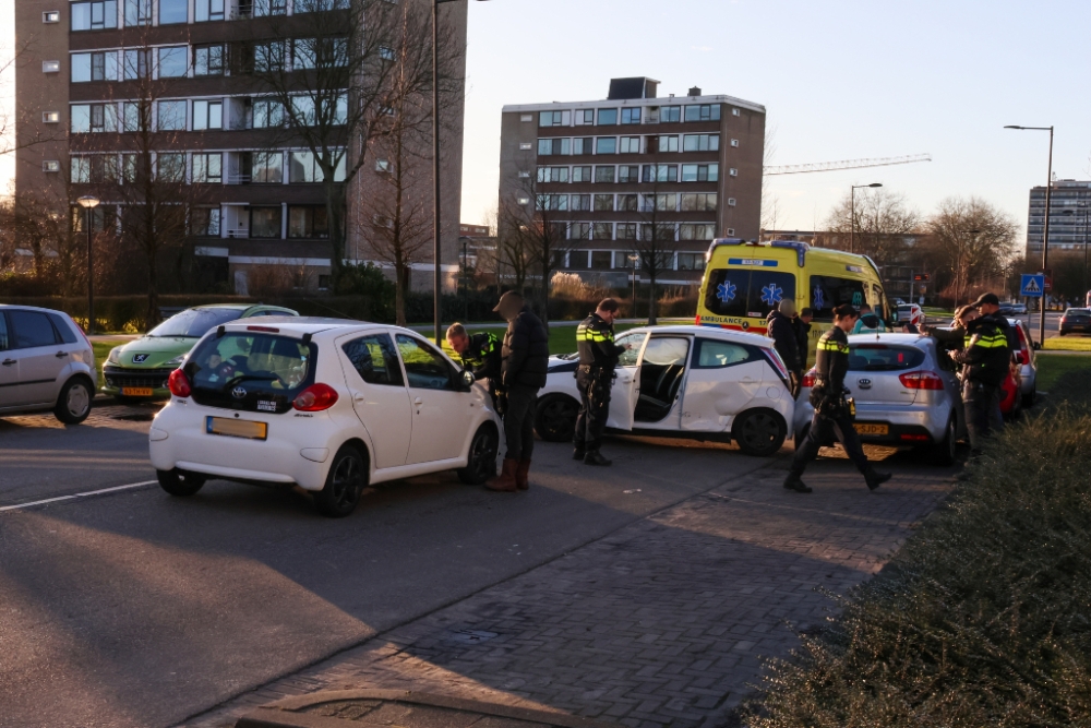 Uitrijden uit parkeervak gaat fout: drie auto&#039;s op elkaar