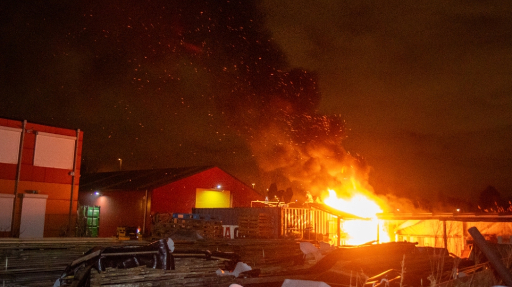 Opslag van buurtwerkplaats Schiedam in brand