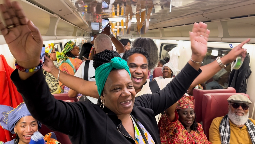 Keti Koti-trein door Schiedam: ‘Alsof ik in Suriname ben’