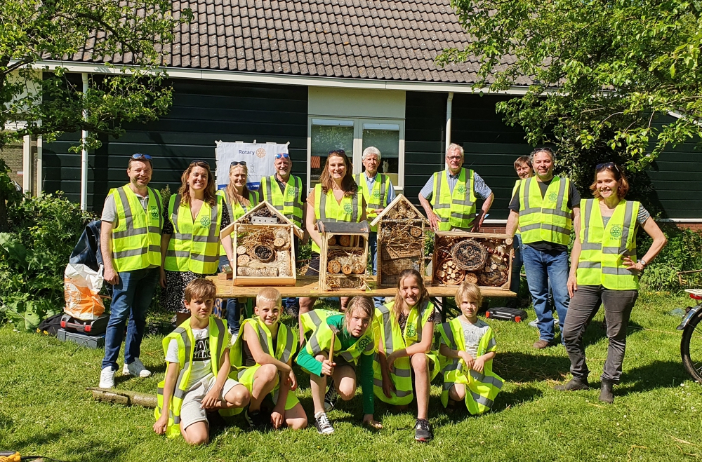 Rotaryclub Schiedam de Veste bouwt insectenhotels