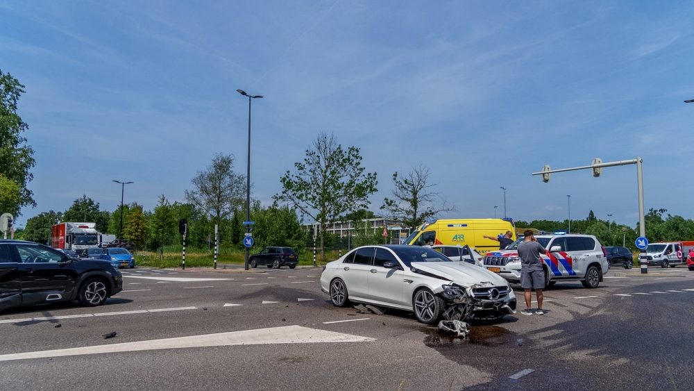Meerdere personen gewond na ongeluk op drukke kruising aan Marathonweg