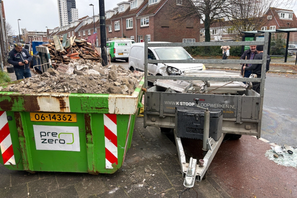 Bestelwagen botst op geparkeerde aanhangwagen en container vol sloopafval
