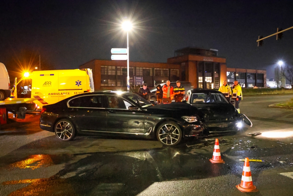 Veel schade en file door botsing tussen twee auto&#039;s bij Vijfsluizen