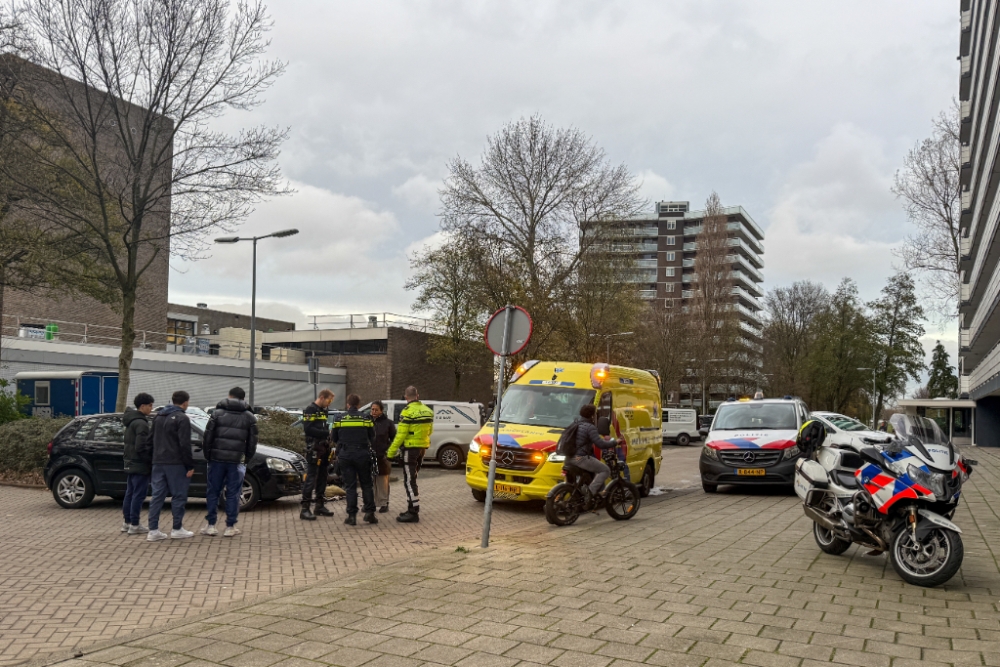 Scooterrijder gewond naar ziekenhuis na aanrijding op parkeerplaats