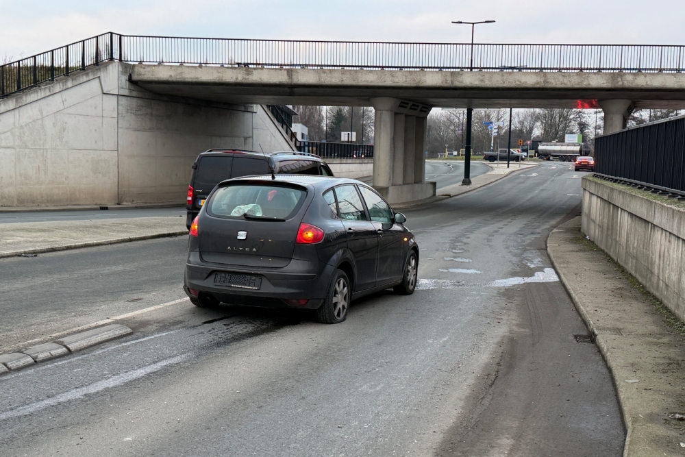 Auto crasht op rotonde in de VOP en verliest veel olie