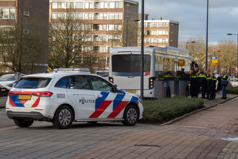 RET-bus en auto botsen op elkaar, automobilist houdt er nekklachten aan over