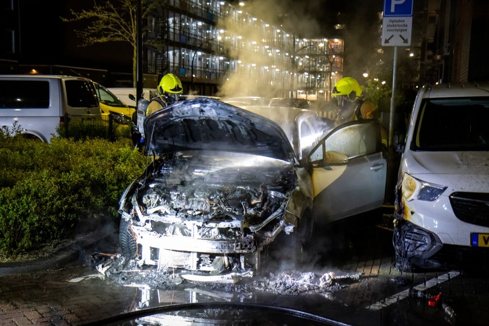 Auto uitgebrand in Schiedam, politie gaat uit van brandstichting