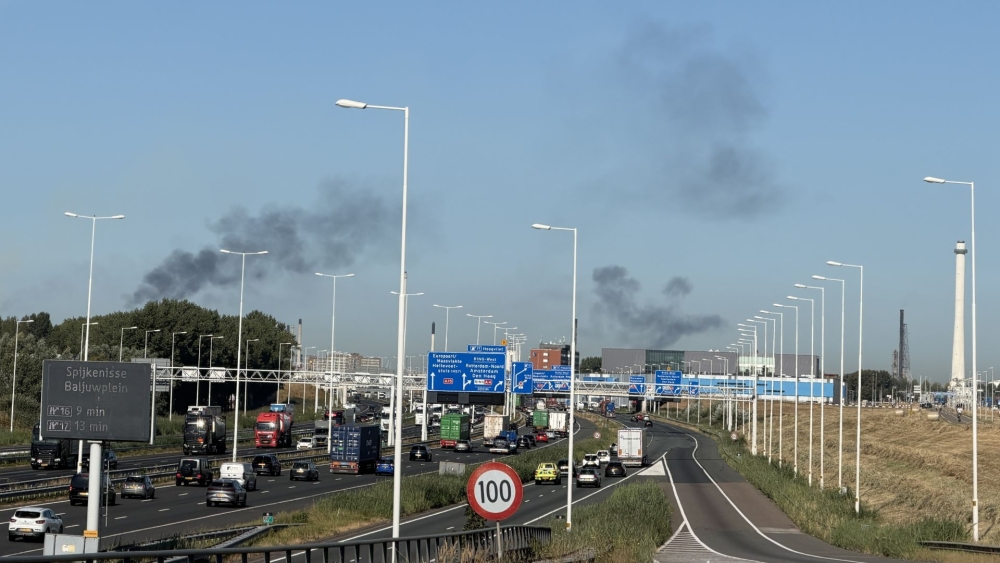 Zwarte rookwolken te zien in Schiedam en Vlaardingen door stroomstoring Botlek