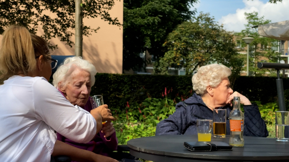 Dementerende ouderen Schiewaegh vertoeven voortaan in speciale ‘belevingstuin’