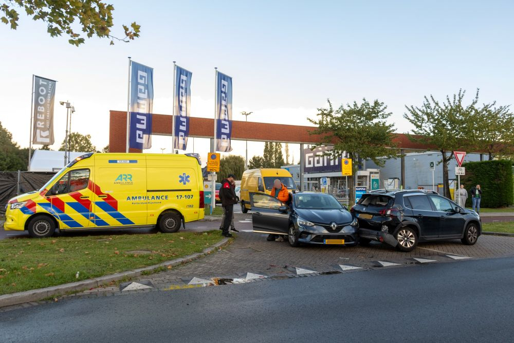 Aanrijding met drie auto's bij ingang bouwmarkt