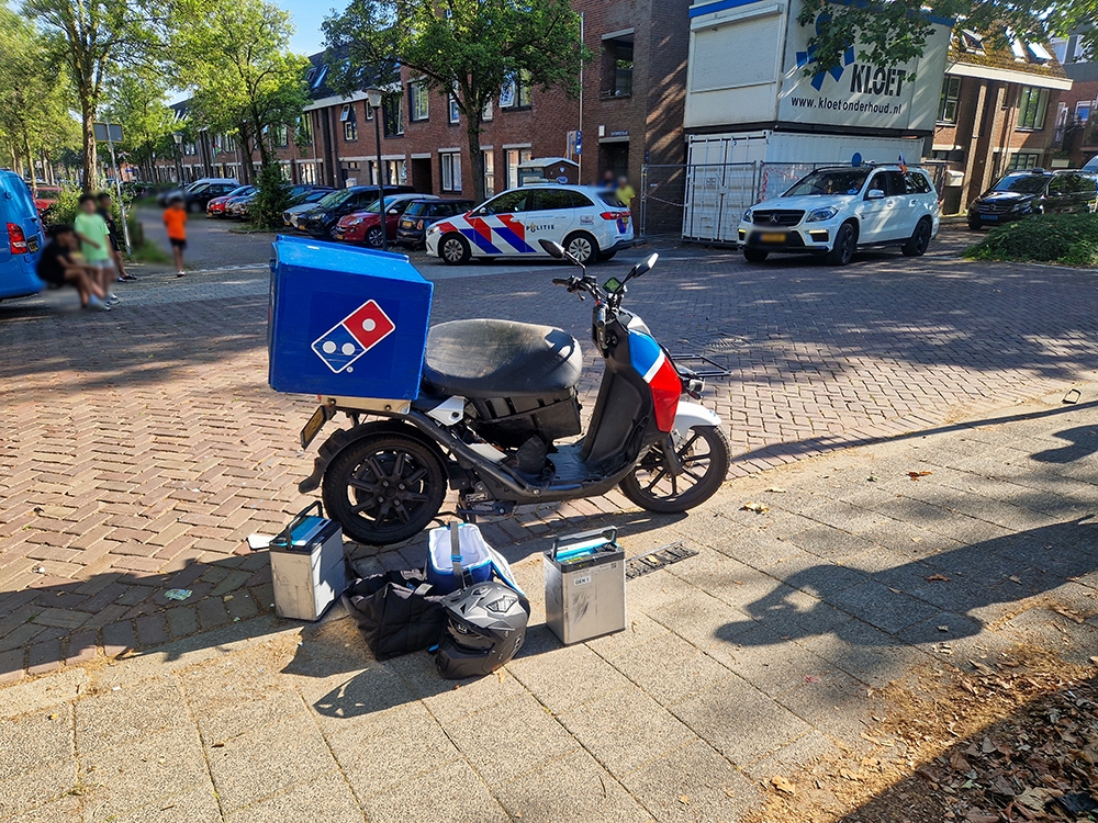 'Containers zorgen voor gevaarlijke situatie': auto en bezorgscooter botsen op elkaar