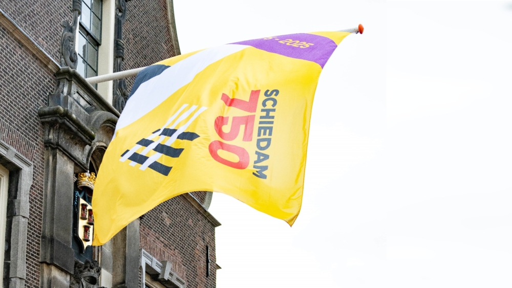 De Schiedam-viert-750-vlag wapperend aan het oude stadhuis