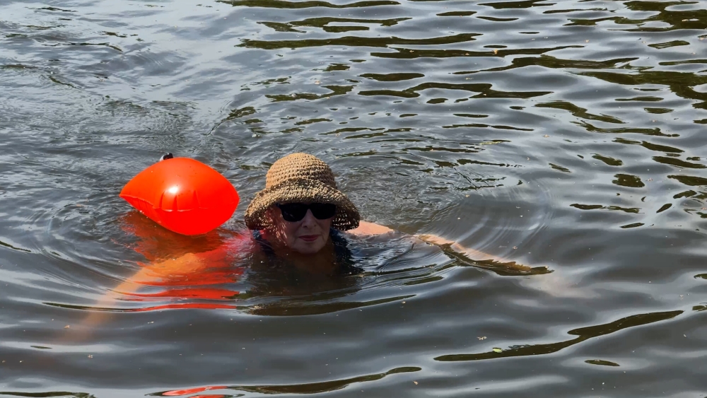 Marleen (76) laat het zwembad links liggen en kiest Lange Haven: ‘Het is niet vies’