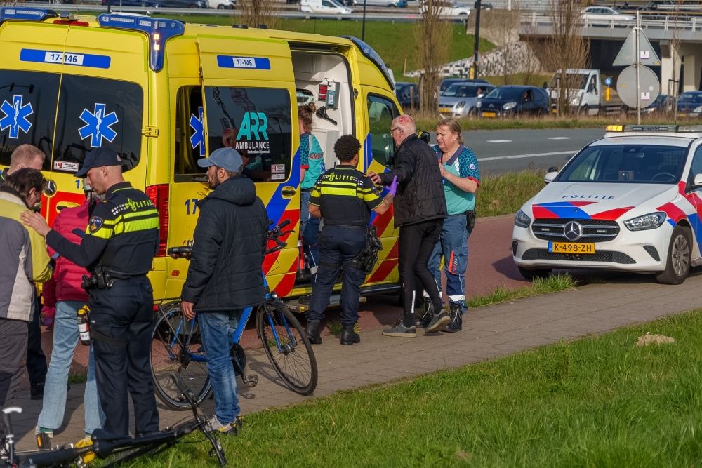 Man naar ziekenhuis na fietsongeluk op Vlaardingerdijk