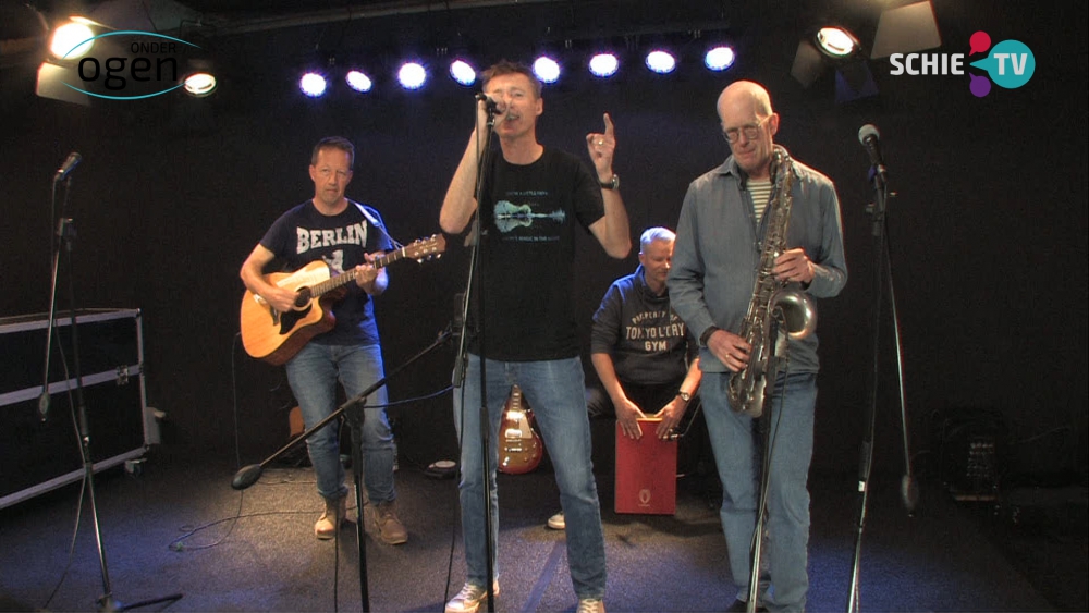 Live optreden Schering en Inslag met het eigen nummer Alweer Een Mooie Dag