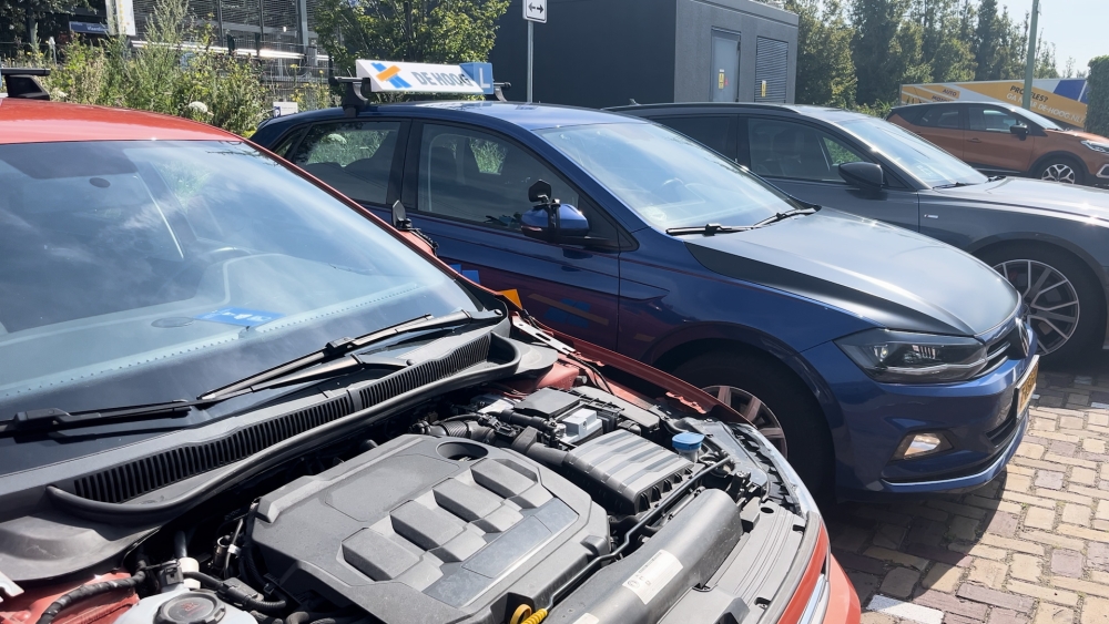 Binnen enkele minuten meerdere motorkappen gestolen van auto’s Vlaardingse rijschool