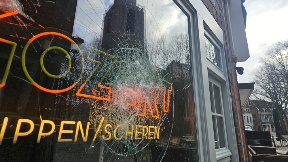 Opnieuw kapperszaak doelwit in Vlaardingen: ruit van Gozert weer ingegooid