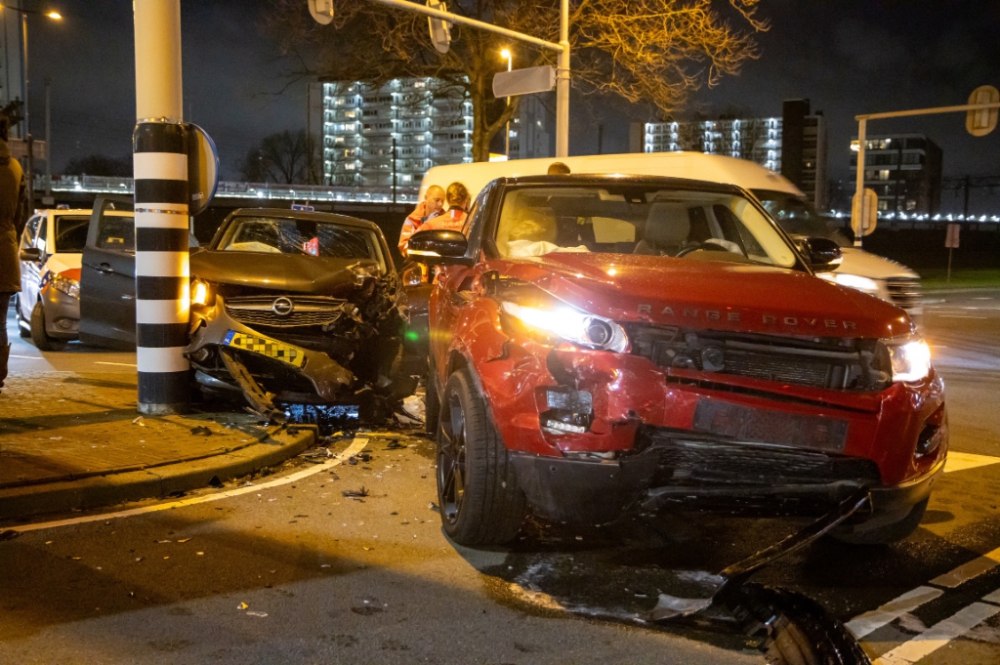 Twee auto’s total loss, één gewonde naar het ziekenhuis en één aanhouding op de ‘s-Gravelandseweg