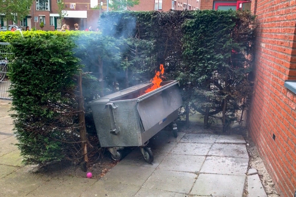 Tieners steken container naast kinderdagverblijf in brand