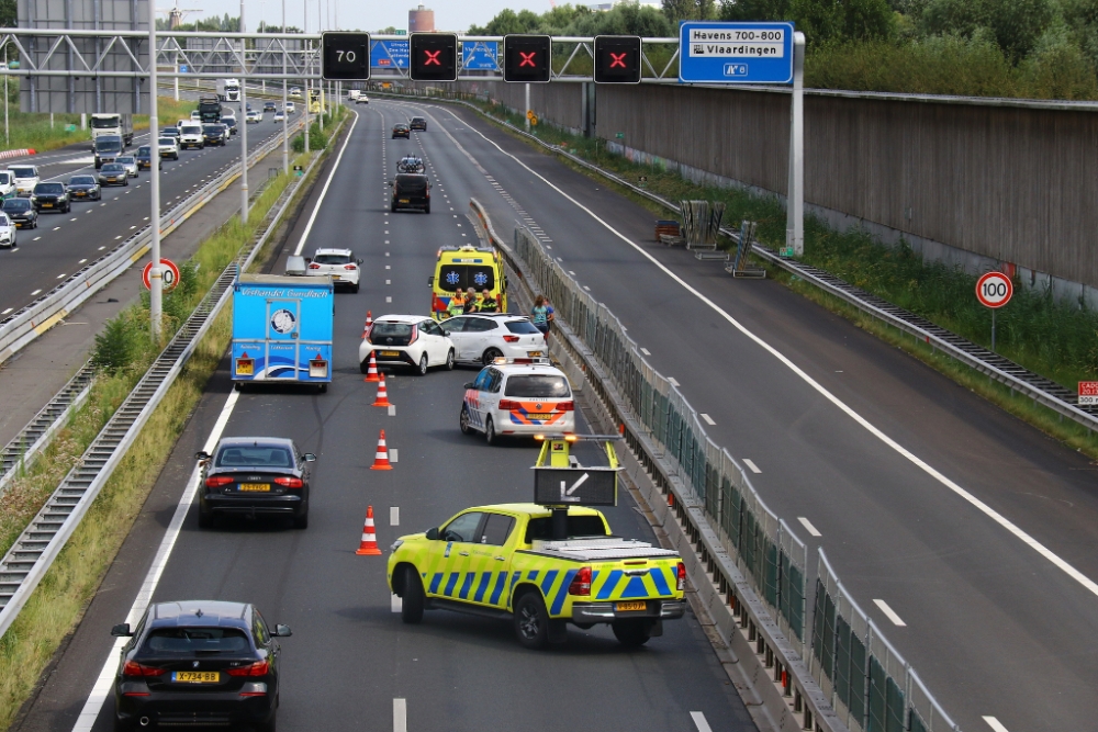 Rijbaan A20 afgesloten na botsing met een flinke file tot gevolg