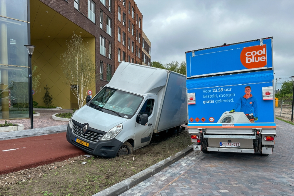 Vrachtwagen zakt weg in nieuwbouwwijk Vlaardingen