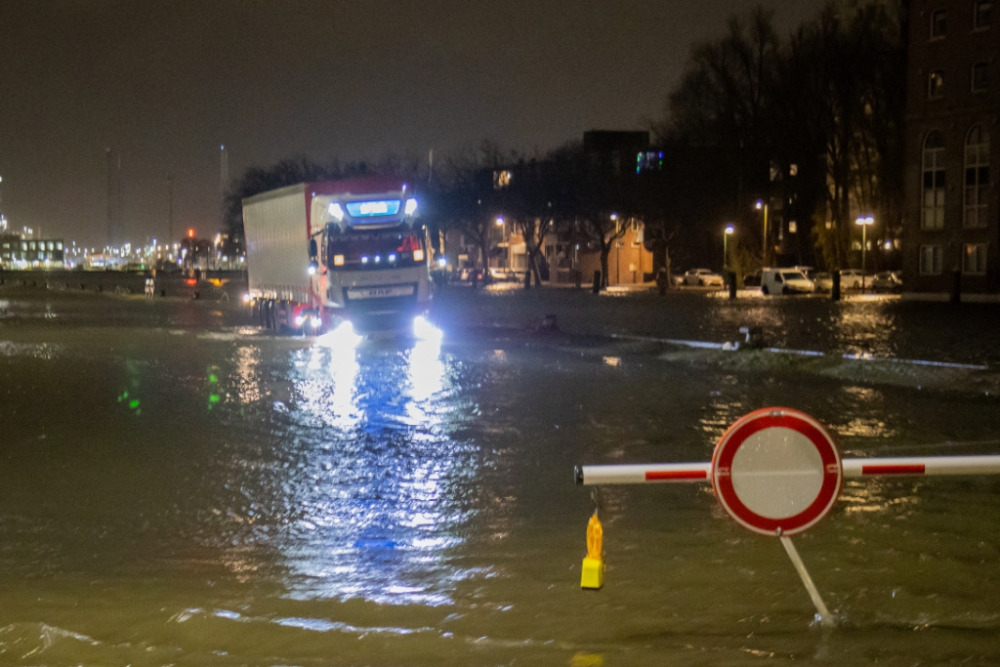 Ondanks waarschuwingen toch weer auto&#039;s in het water in Vlaardingen